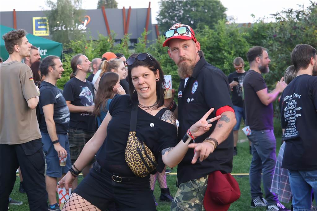 Die Besucher beim Red Balloon Festival genossen am Eröffnungsabend (2.8.) die gute Stimmung und den Mix unterschiedlicher Musikrichtungen.