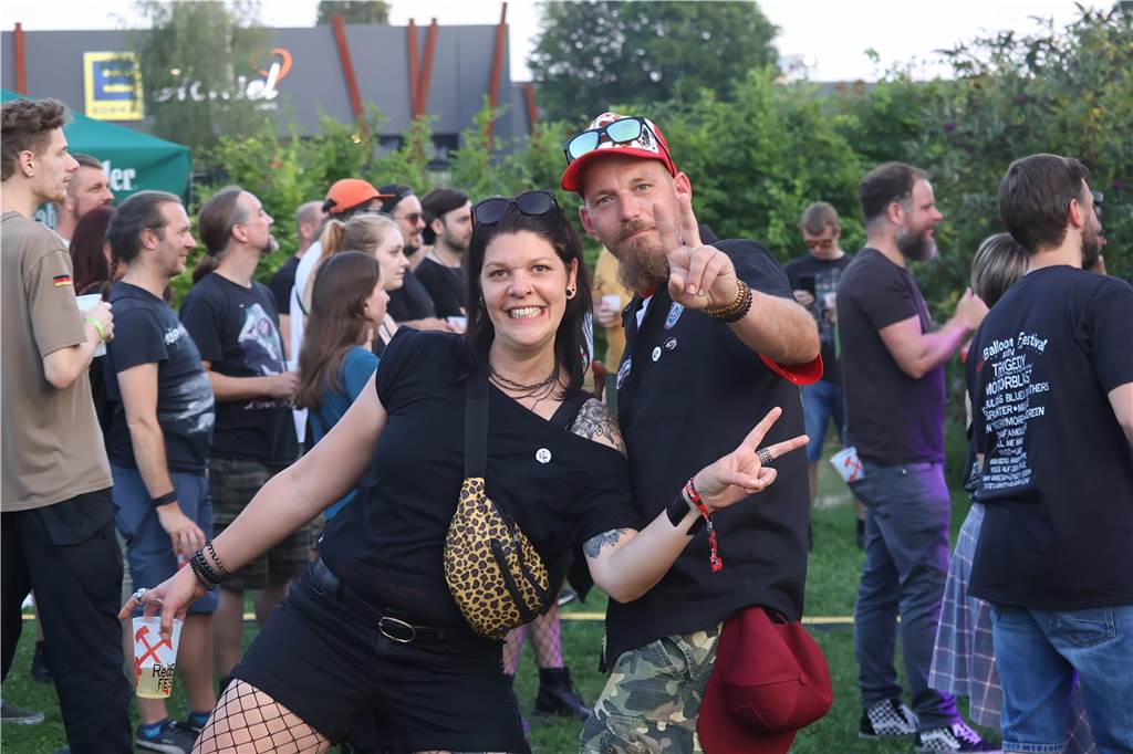 Die Besucher beim Red Balloon Festival genossen am Eröffnungsabend (2.8.) die gute Stimmung und den Mix unterschiedlicher Musikrichtungen.