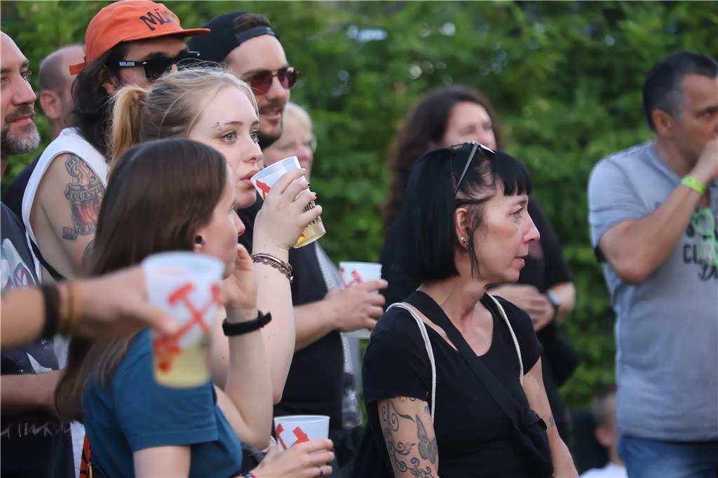 Die Besucher beim Red Balloon Festival genossen am Eröffnungsabend (2.8.) die gute Stimmung und den Mix unterschiedlicher Musikrichtungen.