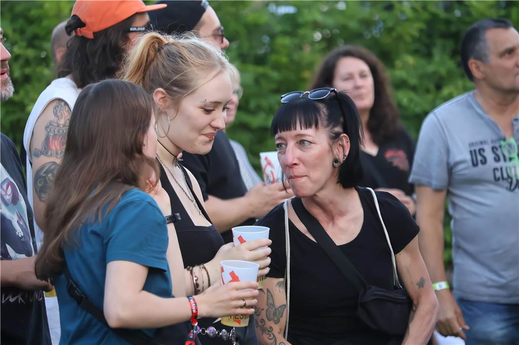Die Besucher beim Red Balloon Festival genossen am Eröffnungsabend (2.8.) die gute Stimmung und den Mix unterschiedlicher Musikrichtungen.