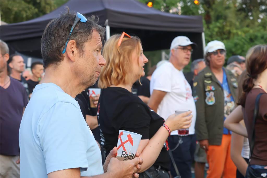 Die Besucher beim Red Balloon Festival genossen am Eröffnungsabend (2.8.) die gute Stimmung und den Mix unterschiedlicher Musikrichtungen.