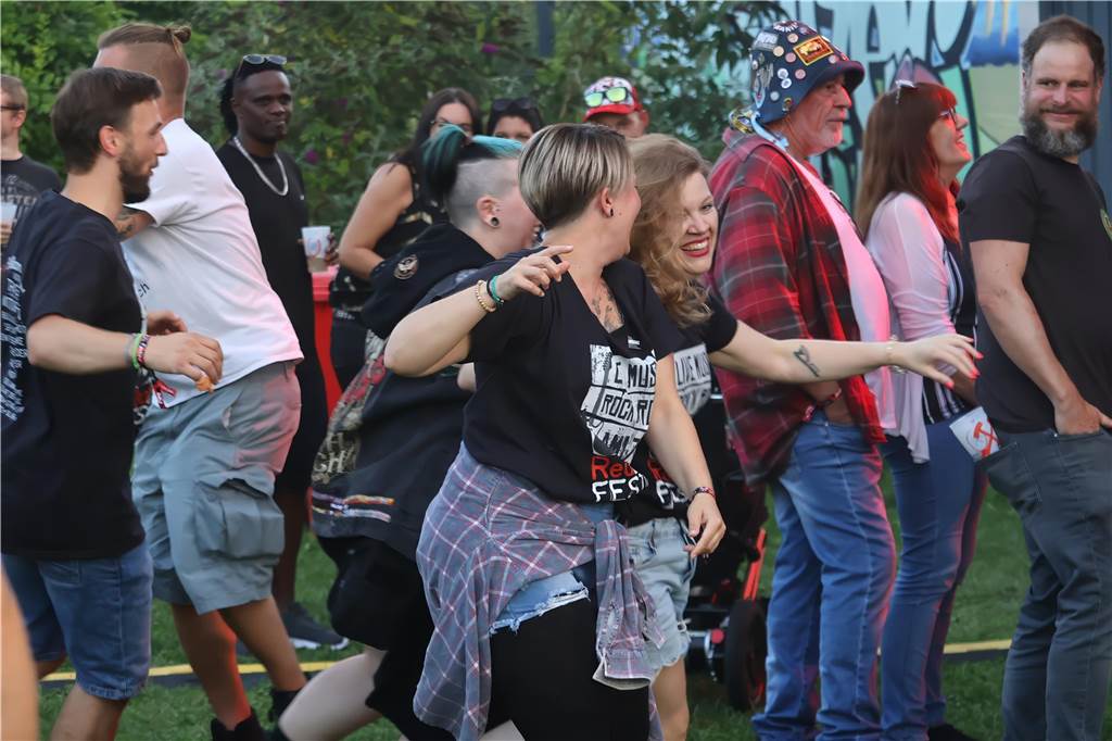 Die Besucher beim Red Balloon Festival genossen am Eröffnungsabend (2.8.) die gute Stimmung und den Mix unterschiedlicher Musikrichtungen.