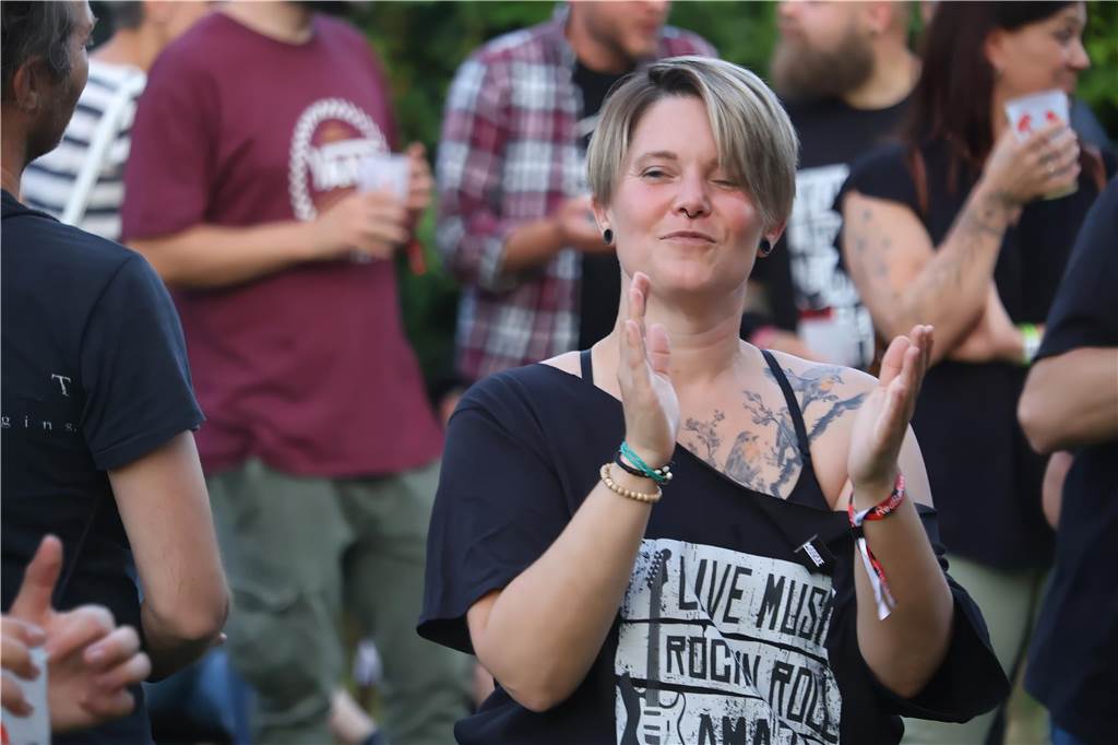 Die Besucher beim Red Balloon Festival genossen am Eröffnungsabend (2.8.) die gute Stimmung und den Mix unterschiedlicher Musikrichtungen.