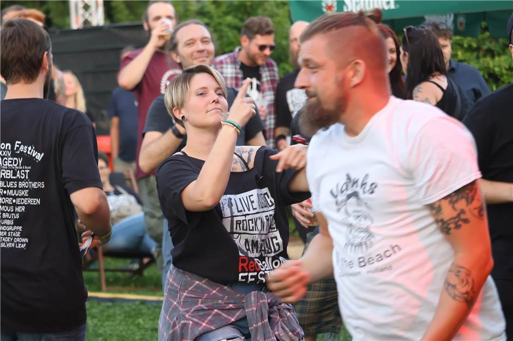 Die Besucher beim Red Balloon Festival genossen am Eröffnungsabend (2.8.) die gute Stimmung und den Mix unterschiedlicher Musikrichtungen.