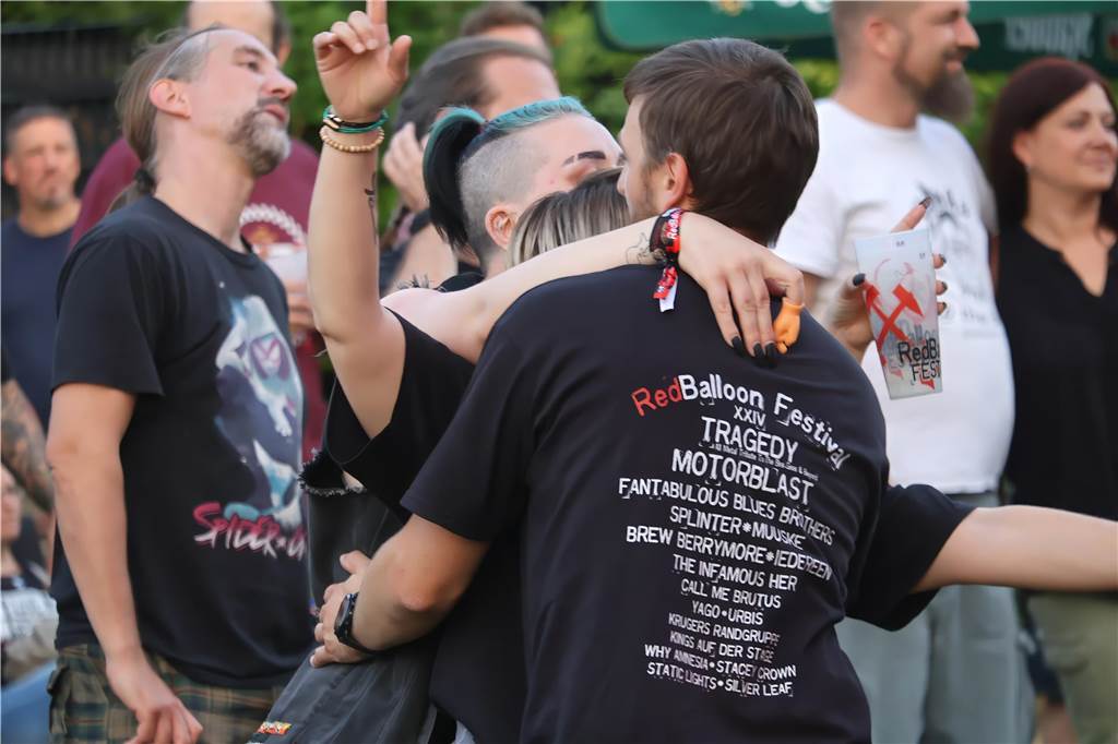 Die Besucher beim Red Balloon Festival genossen am Eröffnungsabend (2.8.) die gute Stimmung und den Mix unterschiedlicher Musikrichtungen.