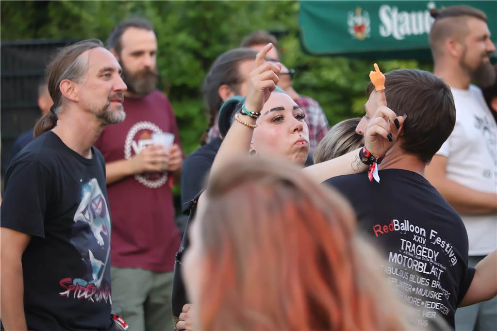 Die Besucher beim Red Balloon Festival genossen am Eröffnungsabend (2.8.) die gute Stimmung und den Mix unterschiedlicher Musikrichtungen.