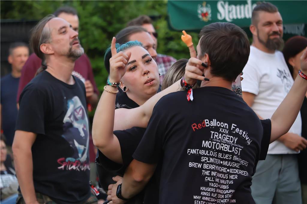 Die Besucher beim Red Balloon Festival genossen am Eröffnungsabend (2.8.) die gute Stimmung und den Mix unterschiedlicher Musikrichtungen.