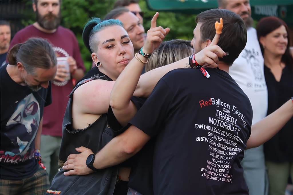 Die Besucher beim Red Balloon Festival genossen am Eröffnungsabend (2.8.) die gute Stimmung und den Mix unterschiedlicher Musikrichtungen.