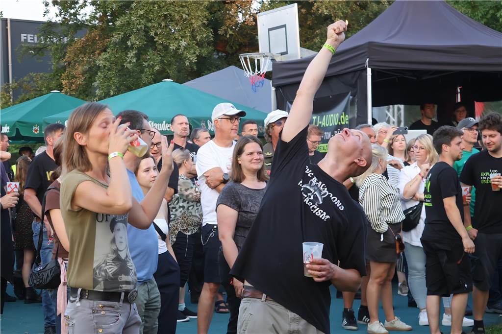 Die Besucher beim Red Balloon Festival genossen am Eröffnungsabend (2.8.) die gute Stimmung und den Mix unterschiedlicher Musikrichtungen.