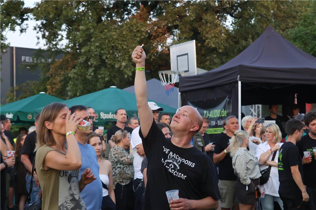 Die Besucher beim Red Balloon Festival genossen am Eröffnungsabend (2.8.) die gute Stimmung und den Mix unterschiedlicher Musikrichtungen.