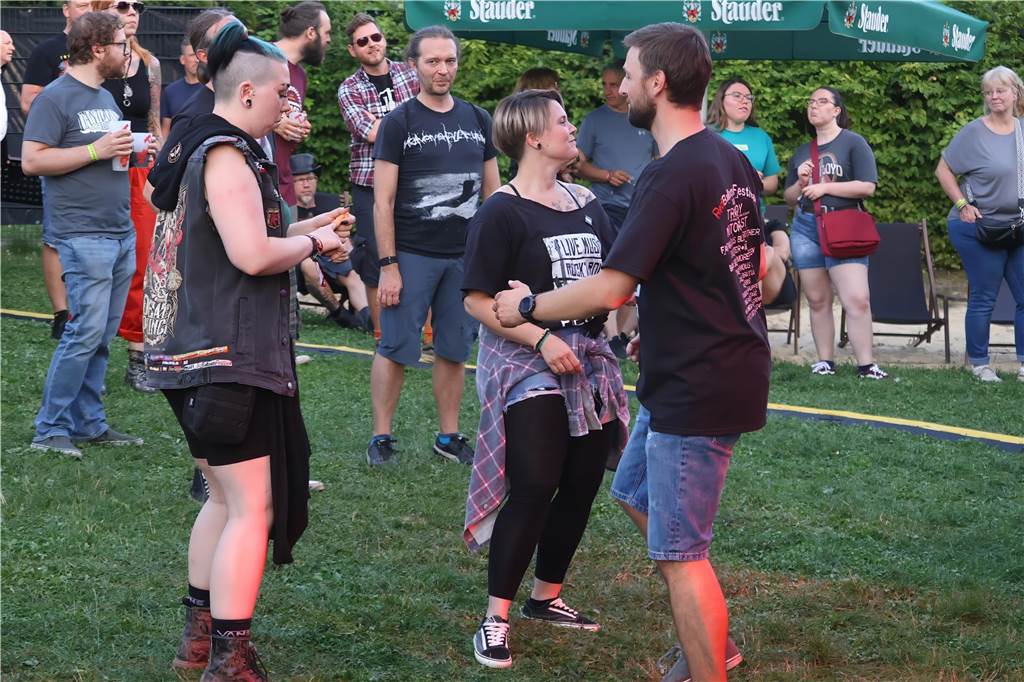 Die Besucher beim Red Balloon Festival genossen am Eröffnungsabend (2.8.) die gute Stimmung und den Mix unterschiedlicher Musikrichtungen.