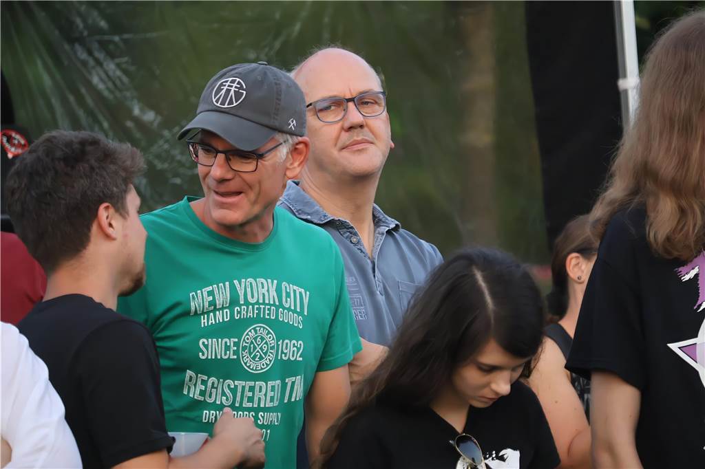 Die Besucher beim Red Balloon Festival genossen am Eröffnungsabend (2.8.) die gute Stimmung und den Mix unterschiedlicher Musikrichtungen.