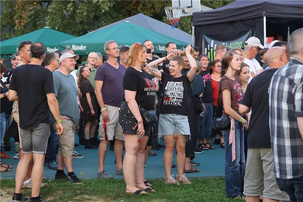 Die Besucher beim Red Balloon Festival genossen am Eröffnungsabend (2.8.) die gute Stimmung und den Mix unterschiedlicher Musikrichtungen.
