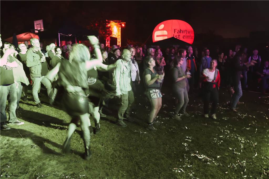 Die Besucher beim Red Balloon Festival genossen am Eröffnungsabend (2.8.) die gute Stimmung und den Mix unterschiedlicher Musikrichtungen.