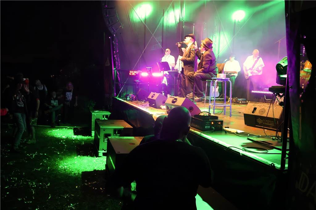 Die Besucher beim Red Balloon Festival genossen am Eröffnungsabend (2.8.) die gute Stimmung und den Mix unterschiedlicher Musikrichtungen.