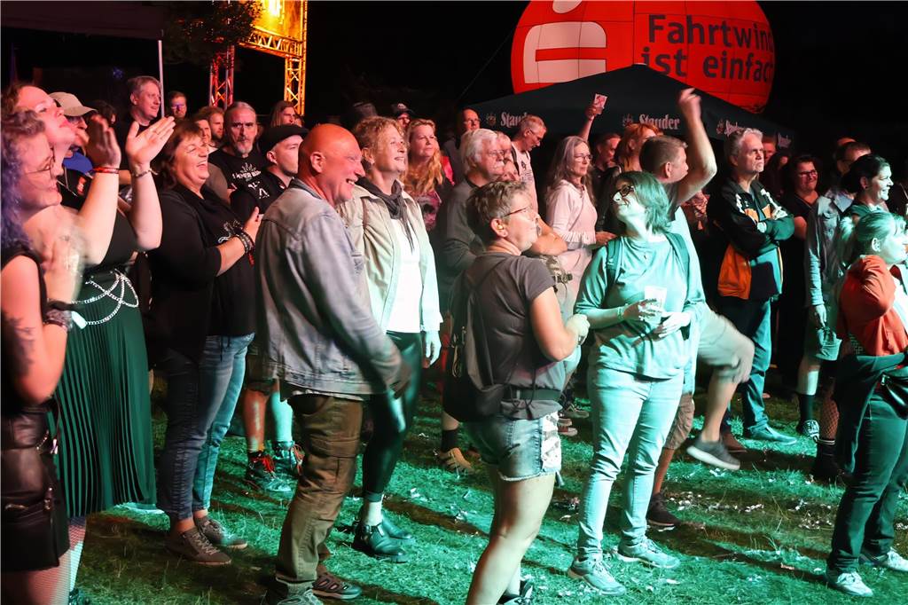 Die Besucher beim Red Balloon Festival genossen am Eröffnungsabend (2.8.) die gute Stimmung und den Mix unterschiedlicher Musikrichtungen.