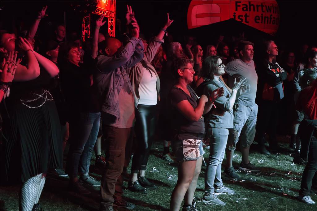 Die Besucher beim Red Balloon Festival genossen am Eröffnungsabend (2.8.) die gute Stimmung und den Mix unterschiedlicher Musikrichtungen.
