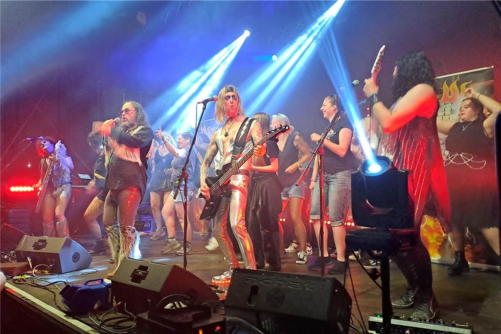 Die Besucher beim Red Balloon Festival genossen am Eröffnungsabend (2.8.) die gute Stimmung und den Mix unterschiedlicher Musikrichtungen.