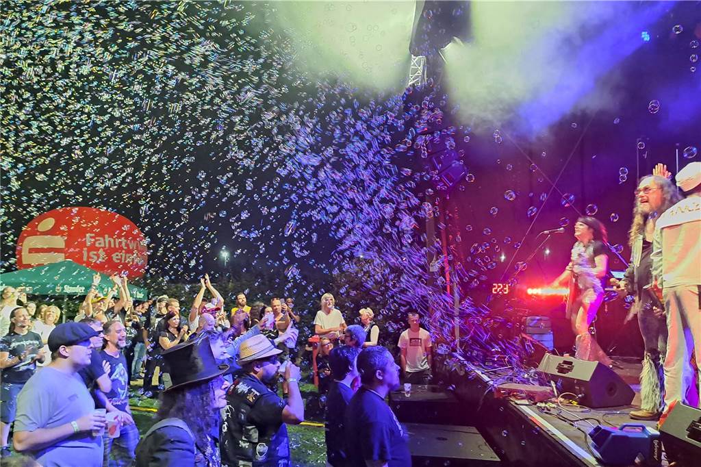 Die Besucher beim Red Balloon Festival genossen am Eröffnungsabend (2.8.) die gute Stimmung und den Mix unterschiedlicher Musikrichtungen.