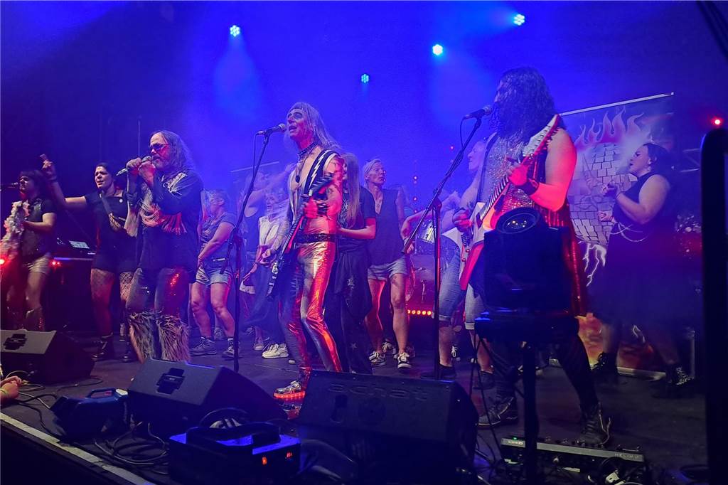 Die Besucher beim Red Balloon Festival genossen am Eröffnungsabend (2.8.) die gute Stimmung und den Mix unterschiedlicher Musikrichtungen.