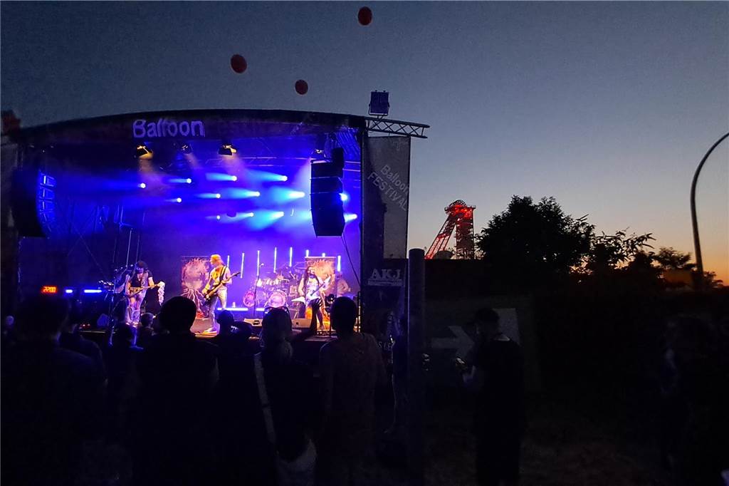 Die Besucher beim Red Balloon Festival genossen am Eröffnungsabend (2.8.) die gute Stimmung und den Mix unterschiedlicher Musikrichtungen.
