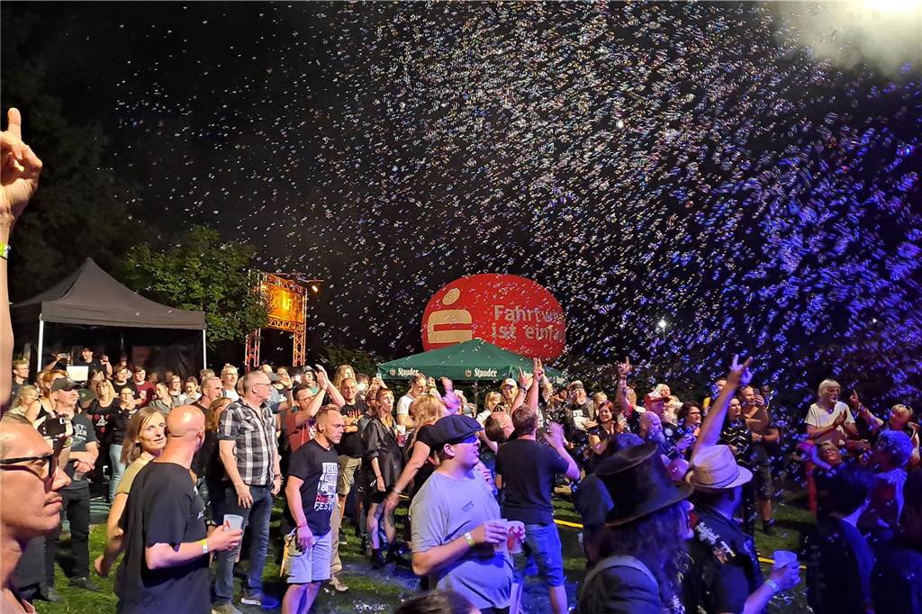 Die Besucher beim Red Balloon Festival genossen am Eröffnungsabend (2.8.) die gute Stimmung und den Mix unterschiedlicher Musikrichtungen.
