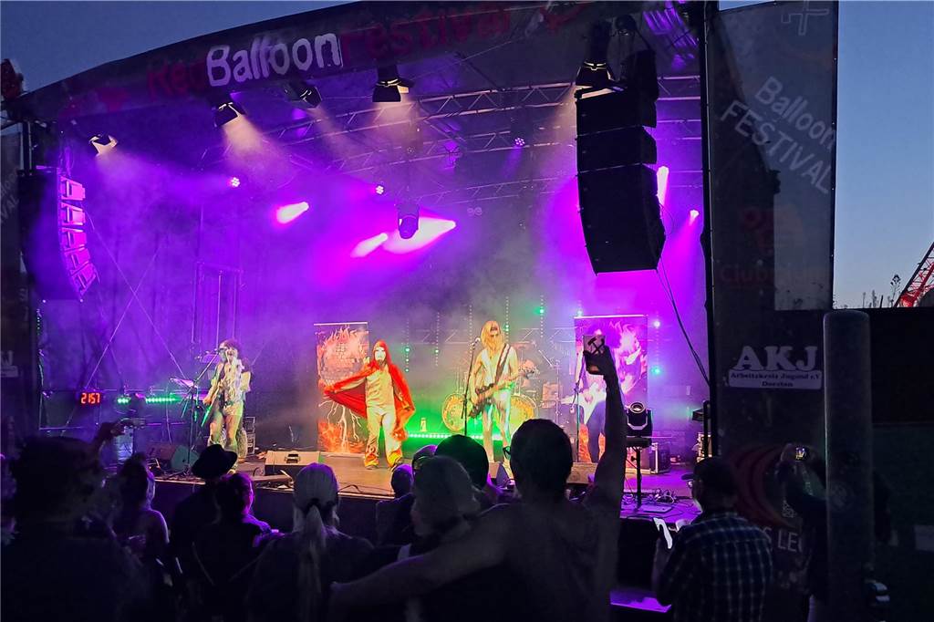Die Besucher beim Red Balloon Festival genossen am Eröffnungsabend (2.8.) die gute Stimmung und den Mix unterschiedlicher Musikrichtungen.