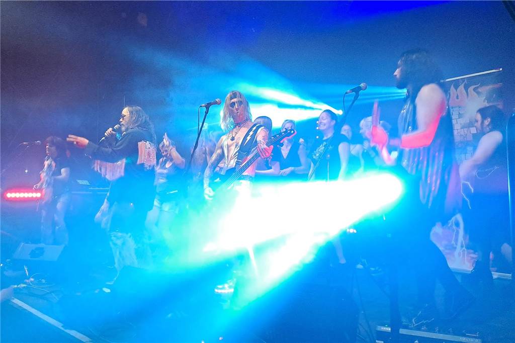 Die Besucher beim Red Balloon Festival genossen am Eröffnungsabend (2.8.) die gute Stimmung und den Mix unterschiedlicher Musikrichtungen.