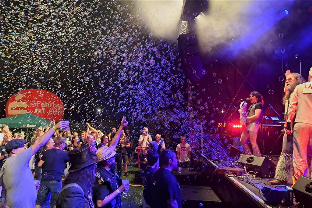 Die Besucher beim Red Balloon Festival genossen am Eröffnungsabend (2.8.) die gute Stimmung und den Mix unterschiedlicher Musikrichtungen.