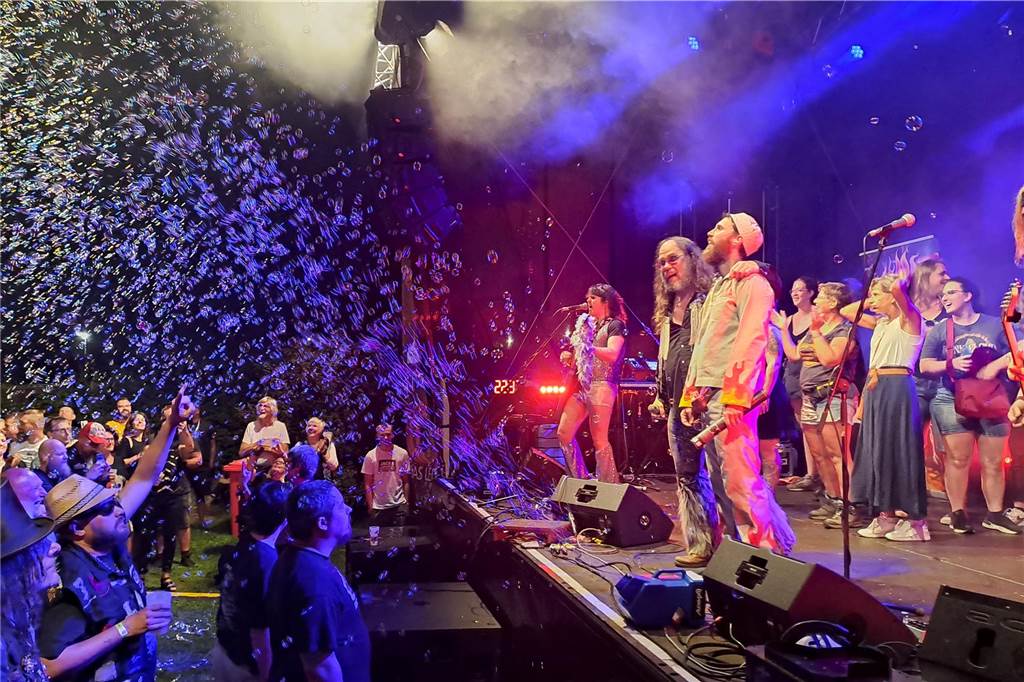 Die Besucher beim Red Balloon Festival genossen am Eröffnungsabend (2.8.) die gute Stimmung und den Mix unterschiedlicher Musikrichtungen.