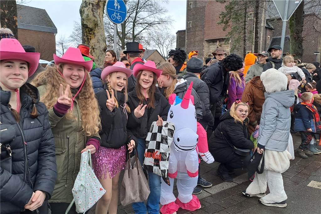 Kinderkarnevalszug: Die Holsterhausener können es noch! Die Besucher des Zugs hatten am Sonntag in Holsterhausen viel Spaß.