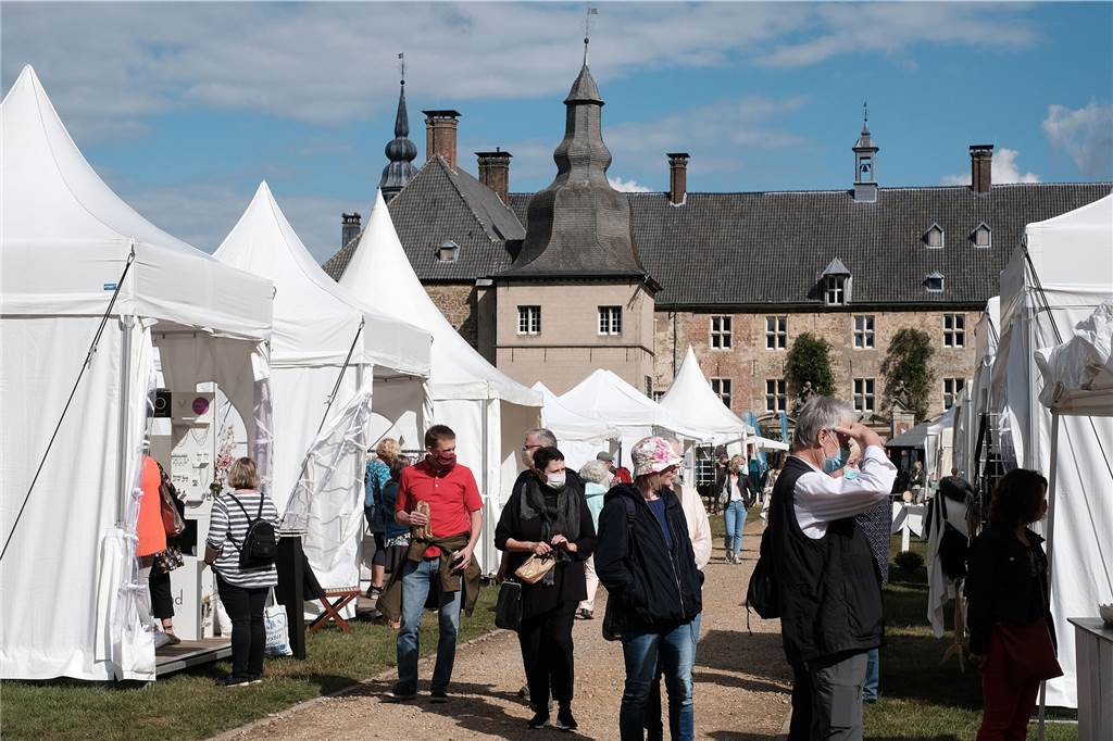 Besucher-Reaktion überrascht Organisatoren der Fine Arts Die Besucher hielten sich an die Regeln und die Masken-Vorschrift.