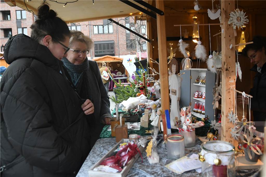 Die Besucher können an den Ständen die Waren von verschiedenen Kunsthandwerkern bestaunen.