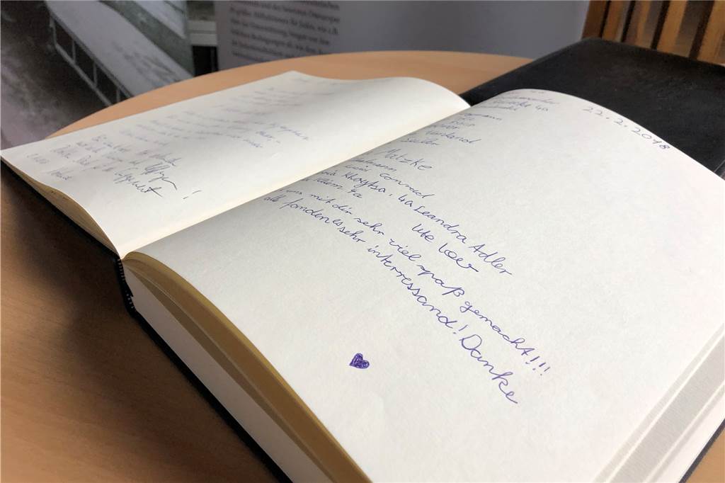 Holocaust-Ausstellung in der Synagoge Bork zeigt: Unter den Tätern waren auch Nachbarn Die Besucher können sich im Gästebuch eintragen.