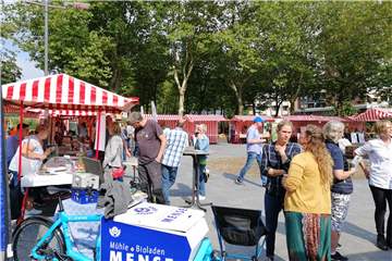 Die Besucherinnen und Besucher der Umweltmesse führten angeregte Gesprächen mit den Standbetreibern.