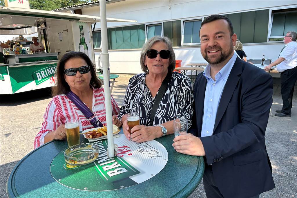 Die Besucherinnen und Besucher werden mit Essen und Trinken versorgt.