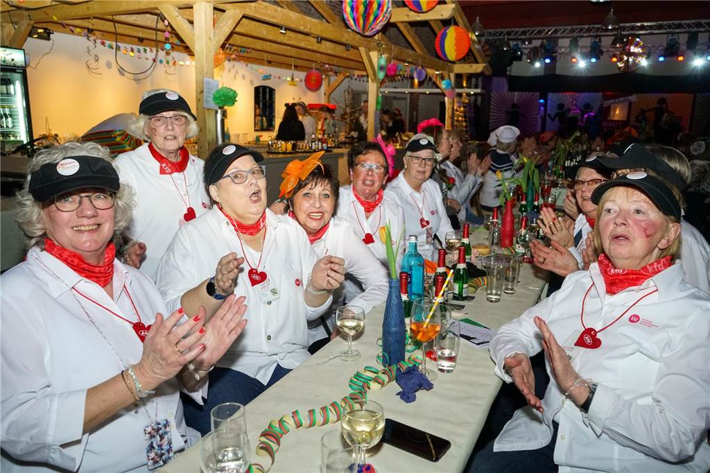 Die Besucherinnen zeigten sich in den tollsten Kostümen.