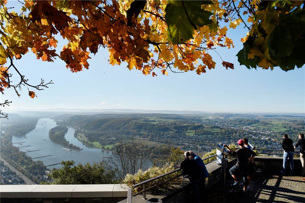 Königswinter: Auf Drachensuche mitten im Rheinland Die Besucherplattform am Drachenfels bietet einen spektakulären Ausblick.