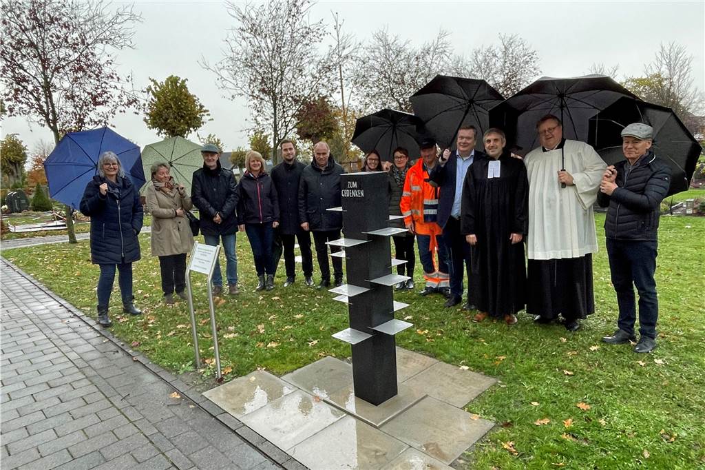 Ab 2023 sind in Herbern ganz besondere Beisetzungen möglich Die Beteiligten der Einsegnungsfeier auf dem Friedhof in Herbern.