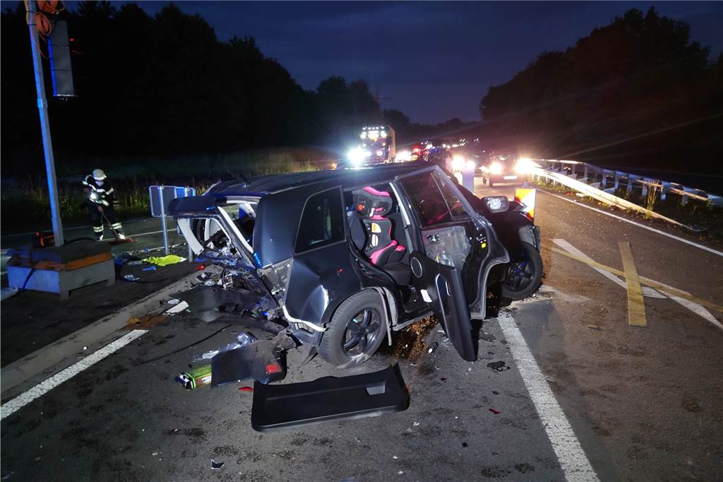B236: BMW kracht ungebremst in stehende Autos - ein Mensch in Lebensgefahr Die beteiligten Fahrzeuge wurden bei dem Unfall auf der B236 schwer beschädigt.