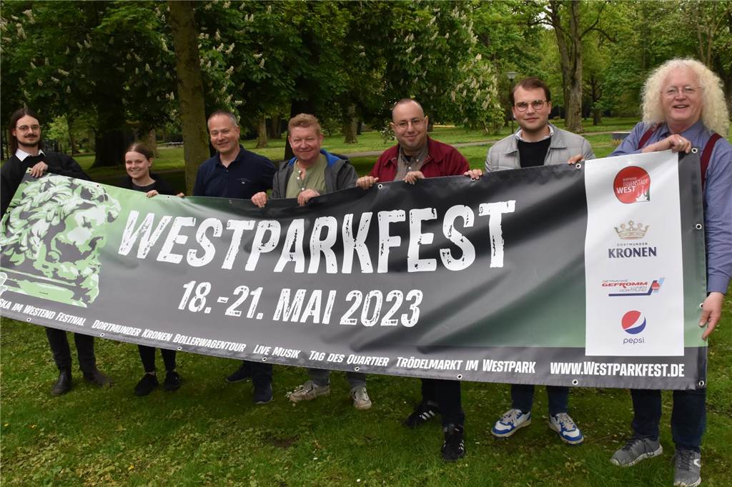 Die beteiligten Organisatoren präsentieren gemeinsam das Programm fürs Westparkfest.