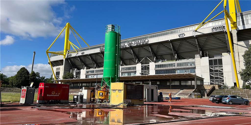 Dauerthema Stadion Rote Erde: Der BVB muss erneut umplanen Bauarbeitem im Stadion Rote Erde neben dem Signal Iduna Park.