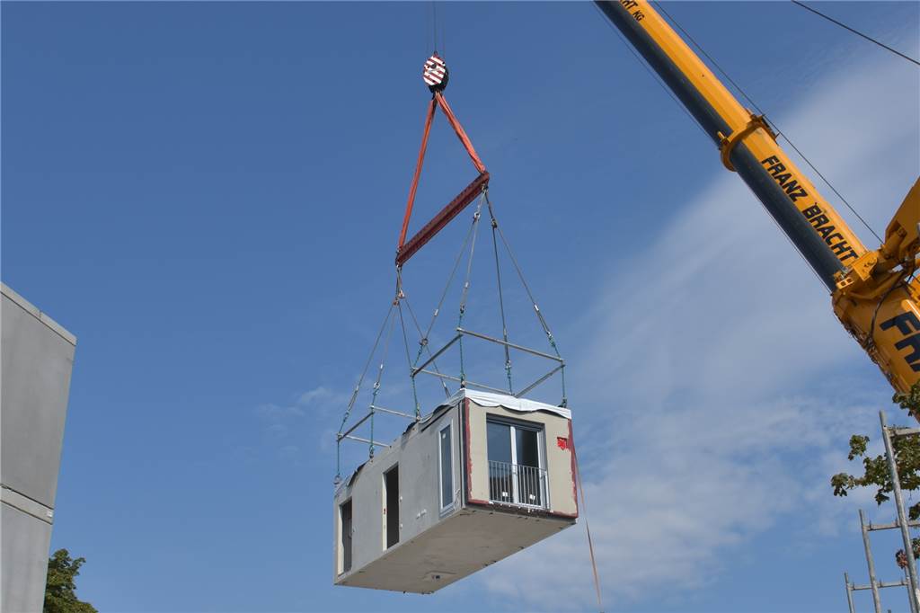 Erst Skepsis, dann Begeisterung: Solidbox setzt auf Wohnmodule aus Beton Die Betonmodule werden per Kran aufeinandergesetzt.