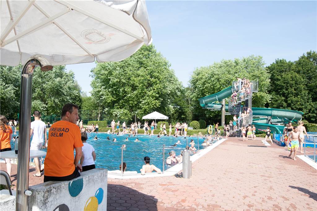 Freibad Selm öffnet bei Sommer-Wetter und 20 Grad Wassertemperatur Die Betreiber des Bürgerfreibads hoffen, dass viel Sonne und hohe Temperaturen ihnen viele Besucher bescheren.