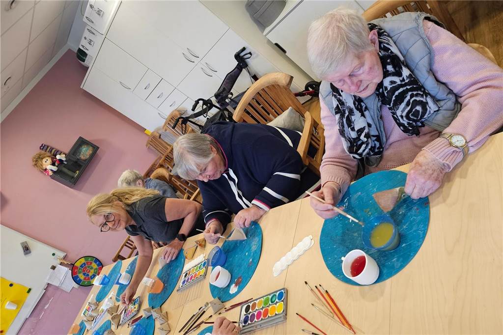 Birgit Rosin (61) macht aus der Senioren-Tagespflege eine Bastelbude Die Betreuungsassistentin Birgit Rosin (am Tisch hinten) mit Gästen der Tagespflege bei ihrer Lieblingsbeschäftigung.