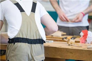 Die betriebsame Werkstatt ist nicht der richtige Ort für ein Feedbackgespräch mit dem Azubi. Foto: Sebastian Gollnow/Symbolbild