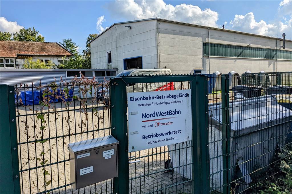 Neue Firma löst die Nordwestbahn auch auf Bahnstrecken in Dorsten ab Eingangstür zur Betriebswerkstatt der Nordestbahn.