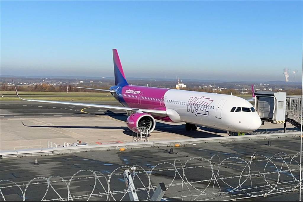Taube fliegt am Airport in Triebwerk - Pilot bricht Flugreise ab Maschine der Fluggesellschaft Wizzair am Dortmunder Flughafen
