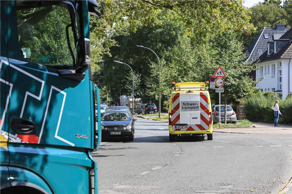 Die betroffene Straße ist für derartige Transporte eigentlich nicht ausgelegt.