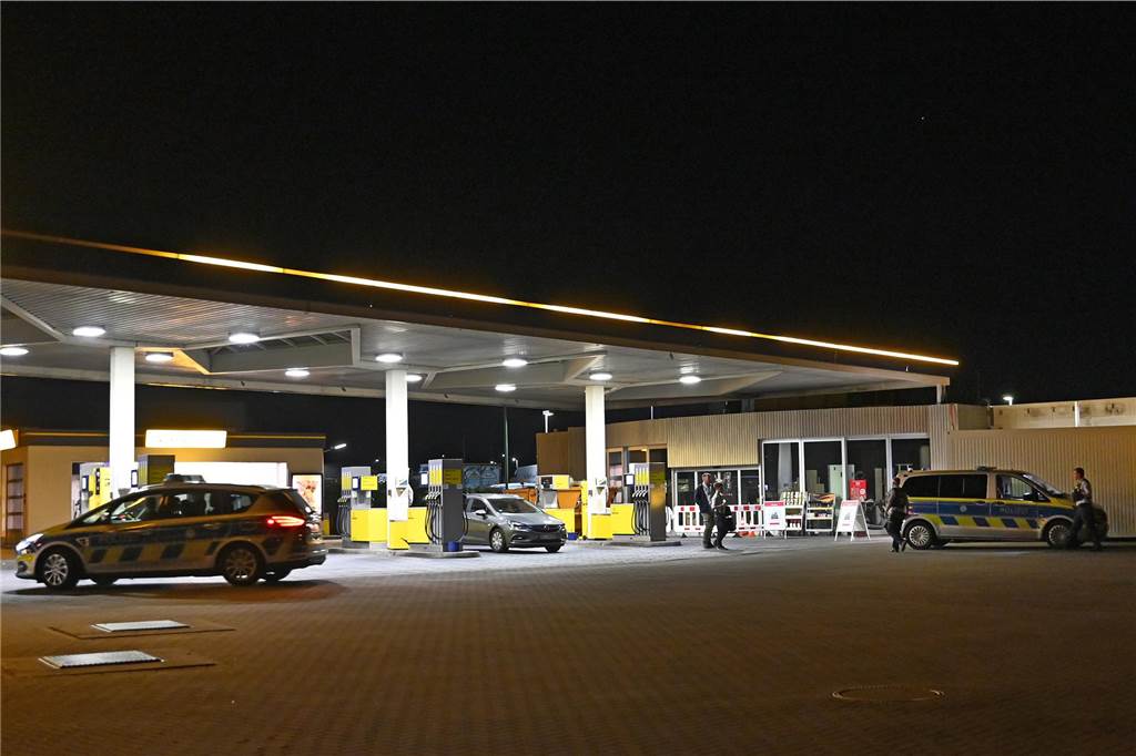 Raubüberfall mit Schusswaffe auf Dorstener Tankstelle : Zweiter Überfall in wenigen Wochen Tankstelle mit Polizei nach einem Überfall